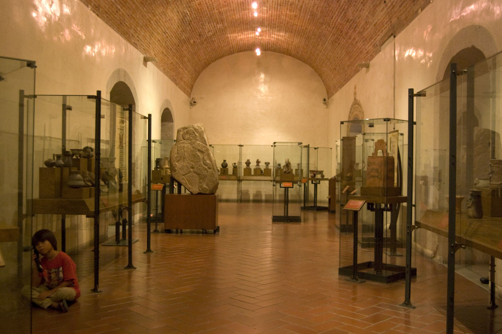 oaxaca-museum-joaquin-listening-to-audio-guide-02